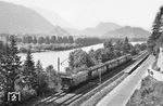 E 16 09 mit E 538 nach München an der deutsch/österreichischen Grenze im Inntal bei Kufstein. (1951) <i>Foto: Detlev Luckmann</i>