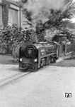 Die DB betrieb auf der Münchener Verkehrsausstellung eine 1.500 m lange Parkeisenbahn („Liliputbahn“) mit einem Rundkurs auf dem Ausstellungsgelände. Sie hatte drei Haltestellen: eine am Haupteingang, eine bei den Ausstellungshallen der DB und eine am Freigelände „S“. Weiter durchfuhr sie einen Tunnel unter dem Pavillon „T“. An der Strecke waren auch zwei automatische Sicherungsanlagen für unbeschrankte Bahnübergänge in Betrieb. Zuglok war die "Rumpelstilzchen". (08.1953) <i>Foto: Detlev Luckmann</i>