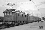 E 44 502 hat mit einer Schwesterlok im Bahnhof Freilassing den P 2023 nach Berchtesgaden übernommen. (08.1953) <i>Foto: Detlev Luckmann</i>