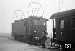 An einem nebligen Sommertag setzt E 32 102 im Bahnhof Mering (bei Augsburg) um. (1954) <i>Foto: Detlev Luckmann</i>