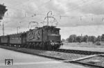 E 17 07 (Bw Augsburg) vor P 1717 nach München im Bahnhof Mering. (1954) <i>Foto: Detlev Luckmann</i>