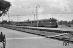 Ein VT 06 fährt als FT 27 "Rhein-Isar-Blitz" (München - Dortmund) durch den Bahnhof Mering. (1954) <i>Foto: Detlev Luckmann</i>