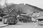 Ein Bahnbus der Bahnbus-Linie 1200k von Göttingen über Scharzfeld nach Bad Lauterberg vor dem 420 m hohen Hausberg in Bad Lauterberg. (1955) <i>Foto: Detlev Luckmann</i>