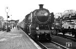 18 614 (Bw Regensburg) wartet vor dem D 403 nach Dortmund auf die Abfahrt in Passau Hbf. (1956) <i>Foto: Detlev Luckmann</i>