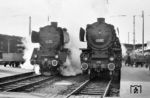 In Würzburg Hbf begegnen sich die beiden Treuchtlinger 01 074 und 01 081, die durch ihre Nummernschilder mit Rand auffallen. (1955) <i>Foto: Detlev Luckmann</i>