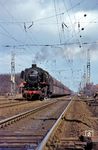 043 381 vom Bw Rheine fährt mit Gag 7444 (Emden - Dortmund) durch den Betriebsbahnhof Münster-Nevinghof. (02.04.1970) <i>Foto: Bernd Kappel</i>