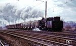 042 226 vom Bw Rheine mit Dg 7193 (Münster - Enschede/NL) auf dem Außengleis im Betriebsbahnhof Münster-Nevinghof, das hier in Richtung Altenberge - Gronau abzweigt. Hinter der Lok laufen Kugel-Silowagen der Niederländischen Staatsbahnen (NS). (02.04.1970) <i>Foto: Bernd Kappel</i>