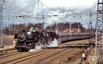 043 100 und 043 746 vor dem 4000 t-Erzzug Gag 6982 zur Saar in Münster-Nevinghof Bbf. (02.04.1970) <i>Foto: Bernd Kappel</i>