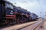 Die Ulmer 003 268 wartet mit ihrer Schwesterlok 003 168 (mit abgebauten Stangen) im Betriebsbahnhof Münster-Nevinghof auf die Weiterfahrt ins AW Lingen (Ems). (02.04.1970) <i>Foto: Bernd Kappel</i>