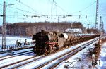 Überraschender Wintereinbruch Anfang April 1970: Die Rheine 043 746 (ex 44 1746) rollt mit Gag 7132 (Emden - Hamm) durch den Betriebsbahnhof Münster-Nevinghof. (03.04.1970) <i>Foto: Bernd Kappel</i>