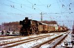 042 164 befördert den Ng 9366 von Rheine nach Münster (Westf) nach überraschendem Neuschnee durch den Betriebsbahnhof Münster-Nevinghof. Der Bahnübergang in der nördlichen Bahnhofseinfahrt ist heute verschwunden. (03.04.1970) <i>Foto: Bernd Kappel</i>