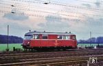 Der Indusi-Prüfwagen 724 001 vom Bw Wuppertal-Steinbeck in Münster-Nevinghof. Zur Prüfung von Indusi-Streckeneinrichtungen wurde am 21. Juni 1963 der Uerdinger Schienenbus der Vorserie mit der Fahrzeugnummer VT 95 906 ausgemustert und im Ausbesserungswerk Kassel zum Indusi-Prüfwagen umgebaut. Die Laufleistung des Fahrzeugs betrug zu diesem Zeitpunkt bereits 1.236.000 Kilometer. Als "Wt 6205" bezeichnet, nahm er am 25. Februar 1964 seinen Dienst auf und ersetzte die bis dahin für diesen Zweck vorgehaltene Messdraisine. Ab dem 1. Januar 1968 trug der Triebwagen im computerlesbaren Nummerierungsschema die Bezeichnung 724 001-3. Am 18.01.1986 wurde er ausgemustert. (22.04.1970) <i>Foto: Bernd Kappel</i>