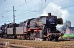 050 705 vom Bw Hamm (Westf) überführt eine unbekannte ausgemusterte Schwesterlok in Münster-Nevinghof ins AW Lingen (Ems). (28.04.1970) <i>Foto: Bernd Kappel</i>