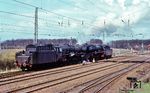 011 062 (Bw Rheine) schleppt die Ehranger 001 073 durch Münster-Nevinghof Bbf. Der Grund für die Lz-Fahrt ist nicht überliefert, zumal die Fahrt nicht ins Aw Lingen (Ems) geht, sondern in die Gegenrichtung. (01.05.1970) <i>Foto: Bernd Kappel</i>