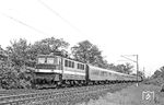 242 072 (Bw Leipzig West) mit E 944 nach Magdeburg bei Roßlau. Am Zugschluss läuft 35 1113 mit. (27.05.1984) <i>Foto: Thomas Fischer</i>