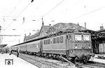 242 148 (Bw Erfurt) ist mit P 6512 aus Eisenach in Erfurt Hbf angekommen. (27.03.1986) <i>Foto: Thomas Fischer</i>