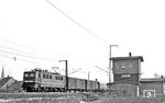 242 154 (Bw Weißenfels) passiert mit einem Güterzug die Blockstelle Azmannsdorf bei Erfurt. (25.04.1987) <i>Foto: Thomas Fischer</i>