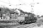 254 016 (AEG, Baujahr 1940) kehrte am 06.08.1952 als Reparationsgut aus der UdSSR zurück. Es dauerte noch bis Mai 1957, bis die Lok beim Bw Magdeburg-Buckau wieder in Dienst genommen wurde. Die mittlerweile zum Bw Engelsdorf gehörende Maschine wurde hier im Bahnhof Neudietendorf angetroffen. Am 01.12.1987 wurde sie nach einem Brandschaden ausgemustert. (03.02.1985) <i>Foto: Thomas Fischer</i>