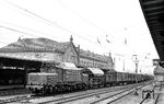 254 106 (Bw Engelsdorf) fährt mit Dg 43485 durch den Erfurter Hbf in Richtung Weimar. Am Standort des Fotografen steht heute ein Hotel. (14.06.1983) <i>Foto: Thomas Fischer</i>