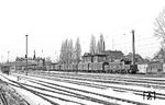 254 110 fährt von Engelsdorf kommend durch den Bahnhof Borsdorf in Richtung Dresden mit einem Güterzug, der nur aus gedeckten Güterwagen der DB besteht. (24.01.1984) <i>Foto: Thomas Fischer</i>