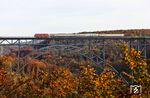 Der letzte schöne Herbsttag 2024 vor Umstellung auf die Winterzeit bescherte dem Bergischen Land gleich drei Sonderzüge auf Deutschlands höchster Eisenbahnbrücke. Den Anfang machte MZE 218 451 mit dem "Gourmetzug" DPE 60923 von Mönchengladbach nach Köln. (26.10.2024) <i>Foto: Joachim Bügel</i>