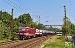 243 936 und 243 822 der Erfurter Bahnservice Gesellschaft befördern einen Bio-Ethanol-Kesselzug von Großkorbetha nach Ingolstadt in Naumburg. Über die Brücke führt die Strecke nach Naumburg Ost.  (04.09.2024) <i>Foto: Ralf Opalka</i>