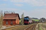 232-448 (ex DR 132 448 bzw. 232 448) wurde 2019 von der Colas Rail Polska (Industrial Division) angemietet und erhielt dabei die schwarz/rote Lackierung der CargoUnit. Hier befördert sie einen Güterzug bei Doboszowice (deutsch: Hertwigswalde) in Niederschlesien. (31.03.2019) <i>Foto: Sylvio Ohlt</i>