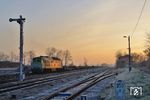 Sonnenaufgang im Bahnhof Rogoznica (deutsch: Groß Rosen) an der Bahnstrecke Katowice (Kattowitz) - Legnica (Liegnitz). Dort wartet 232-09, die von einer Aluminiumhütte in Pikalov, einer sowjetischen Industriebahn übernommen wurde, und nach mehreren Betreiberwechseln zum Aufnahmezeitpunkt zu Captrain Polska gehörte. (18.11.2018) <i>Foto: Sylvio Ohlt</i>