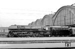 01 0529 wartet mit E 803 vor der imposanten Halle des Leipziger Hauptbahnhofs auf die Rückfahrt nach Saalfeld (Saale). (09.1979) <i>Foto: Michael Malke</i>