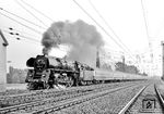 Die Saalfelder 01 0534 kam wohl außerplanmäßig vor dem D 446 (Leipzig - Dessau - Magdeburg - Köln) zum Einsatz. Hier beschleunigt sie den Zug in Leipzig Nord.  (12.07.1978) <i>Foto: Michael Malke</i>