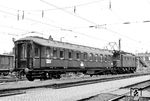 Der im Reichsbahnausbesserungswerk Delitzsch vorbildlich restaurierte CCü-Schnellzugwagen (Bauart pr. 08) "Berlin 02790" wartet im Bahnhof Delitzsch mit 204 001 auf die Überführung ins Verkehrsmusem nach Dresden. (07.08.1978) <i>Foto: Michael Malke</i>