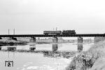 204 001 überführt den preußischen Schnellzugwagen "Berlin 02790" auf der Muldebrücke bei Wurzen. (07.08.1978) <i>Foto: Michael Malke</i>