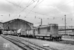 Die dieselelektrische Rangierlok 107 017 mit einem Bauzug in Leipzig Hbf. Ihr gewöhnungsbedürftiges Aussehen stammte vom tschechischen Herstellerwerk Ceskomoravska-Kolben-Danek (CKD) aus Prag. Die Lokomotiven waren als Ersatz für die weitgehend verschlissenen Rangierloks der Baureihe 80 vorgesehen. Da die DDR Mitte/Ende der 1950er Jahre aber noch nicht in der Lage war, eigene Fahrzeuge zu beschaffen, importierte man 20 Maschinen aus der Tschechoslowakei, die der dortigen Baureihe T 435.0 (heute: Baureihe 720) entsprachen. (19.07.1978) <i>Foto: Michael Malke</i>