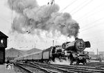 Kraftvoller Antritt der Leipziger 03 2176 vor dem D 562 nach Berlin bei der Ausfahrt aus dem Leipziger Hbf. (22.07.1978) <i>Foto: Michael Malke</i>