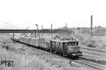 244 114 (ex E 44 114) vom Bw Leipzig-Wahren mit einem Güterzug am Abzweig "L" zwischen dem Güterbahnhof Leipzig-Wahren und Leipzig-Wiederitzsch. Nach links zweigt der Leipziger Güterring in Richtung Leipzig-Leutzsch ab, geradeaus geht es in Richtung Leipzig-Wahren, ganz rechts die Gleise nach Schkeuditz / Halle (Saale).  (09.1979) <i>Foto: Michael Malke</i>