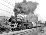 01 0529 dampft mit dem interessanten Wagenpark des P 3025 nach Saalfeld (Saale) aus Leipzig-Möckern. (01.06.1978) <i>Foto: Michael Malke</i>