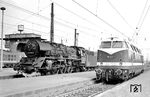 In Leipzig Hbf begegnen sich 03 2083 (Bw Lutherstadt Wittenberg) und 118 143 vom Bw Berlin Ostbf. (06.08.1978) <i>Foto: Michael Malke</i>