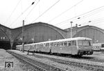 Eine siebenteilige (!) Schienenbus-Einheit mit dem führenden 171 036 (Bw Leipzig Hbf Süd) verlässt als "Sandmännchen"-Sonderzug den Leipziger Hauptbahnhof. Neben dem bundesdeutschen "Sandmännchen" des Senders SFB produzierte das Fernsehen der DDR seit 1959 "Unser Sandmännchen". Seit der Deutschen Wiedervereinigung wird im Auftrag der ARD das ehemalige DDR-Sandmännchen weiter produziert. Das Sehen dieser Sendung war und ist für Kleinkinder bis heute in vielen Haushalten ein Ritual vor dem Zubettgehen.  (06.08.1978) <i>Foto: Michael Malke</i>