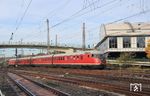 612 507/506 erreicht den Bahnhof Wuppertal-Oberbarmen, rechts sieht man die östliche Wendeanlage der Wuppertaler Schwebebahn. Nach dem Kopfmachen ging es über die Müngstener Brücke nach Köln. (26.10.2024) <i>Foto: Wolfgang Bügel</i>