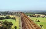 Blick aus dem Brückenstellwerk der Hochdonner Brücke auf 012 104, die mit D 1223 aus Westerland (Sylt) in 42 m Höhe über den Nord-Ostsee-Kanal rollt. Das rechte Streckengleis Richtung St. Michaelisdonn wird gerade saniert. (20.07.1972) <i>Foto: Herbert Vaupel</i>