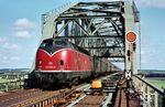 230 001 (ex ML 3000 C'C') vom Bw Hamburg-Altona mit D 533 auf der Hochdonner Brücke. Im Rahmen von Rekonstruktionsarbeiten wurde im November 2006 das 1460 t schwere Mittelteil der über 85 Jahre alten Brücke, über das gerade der Zug fährt, ersetzt. Der Neubau war eine 125 Tonnen leichtere Schweißkonstruktion.  (08.08.1971) <i>Foto: Herbert Vaupel</i>