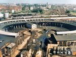 Blick vom Wasserturm auf den Schuppen des Bw Hamburg-Altona mit seiner Doppeldrehscheibe. Heute ist von dem traditionsreichen Bahnbetriebswerk nur noch der Wasserturm übrig geblieben. (07.1972) <i>Foto: Otfried Eisenhardt</i>