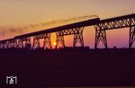 Am nächsten Tag gelang das perfekte Foto im Sonnenuntergang an der Hochdonner Brücke, als 012 077 mit dem D 821 aus Westerland (Sylt) erschien. (20.07.1972) <i>Foto: Herbert Vaupel</i>