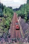 Der Tunneluntersuchungswagen 711 001 (ex Kar 6209) war ein Fahrzeug zur Überprüfung und Untersuchung von Eisenbahntunneln. Er wurde von 1959 bis 1982 im gesamten Bundesgebiet eingesetzt. Hier fährt er in den 471 m langen Katzenbühltunnel bei Vorbach (Oberpf) an der Bahnstrecke zwischen Kirchenlaibach und Schnabelwaid ein. (24.05.1972) <i>Foto: Johannes Peisker</i>