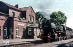 051 580 vom Bw Emden mit einem Nahgüterzug im Bahnhof Dornum (Ostfriesl) an der Bahnstrecke Norden - Esens. (18.08.1973) <i>Foto: Herbert Vaupel</i>