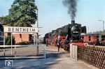 Herbert Vaupel beeilt sich, 052 188 (Bw Emden) und 042 254 (Bw Rheine) im Bahnhof Bentheim zu erwischen. (15.09.1973) <i>Foto: Herbert Vaupel</i>