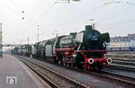 41 018 der Dampflok-Gesellschaft München überführt 001 164 + 10 001 + 93 526 in Aschaffenburg Hbf. Ziel war wohl das DDM in Neuenmarkt-Wirsberg. (22.09.1976) <i>Foto: Herbert Vaupel</i>