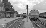 Eine MaK 1200 D auf dem Winsener Gleis, zwei GDT von/nach Lüneburg oder Soltau - Alltag auf dem Bahnhof Hützel im Sommer 1968. (18.08.1968) <i>Foto: Gerd Wolff</i>