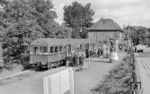 Reger Ausflugsverkehr im Bahnhof Lüneburg Süd. Dort wartet DT 0521 nach Celle. (18.08.1968) <i>Foto: Gerd Wolff</i>