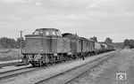 OHE 800 012 hat in Groß Oesingen ihren Güterzug zusammengestellt. Nun geht es weiter Richtung Celle Nord. (18.08.1968) <i>Foto: Gerd Wolff</i>